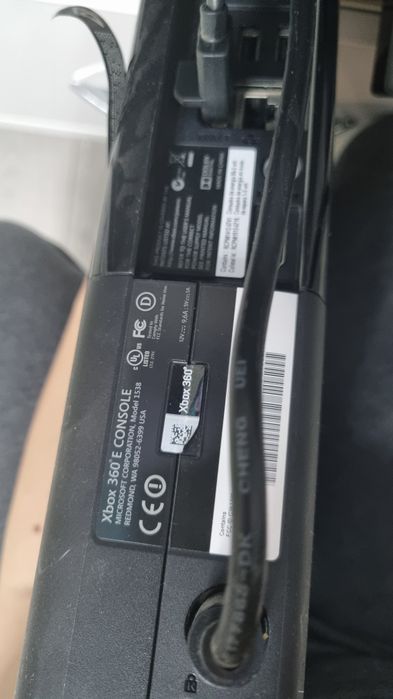 Xbox+kinnect+2 безпроводных джойстика+блок питания+игры