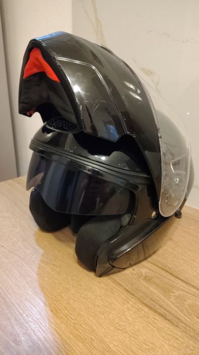 Cască moto flip up  ochelari soare integrați.