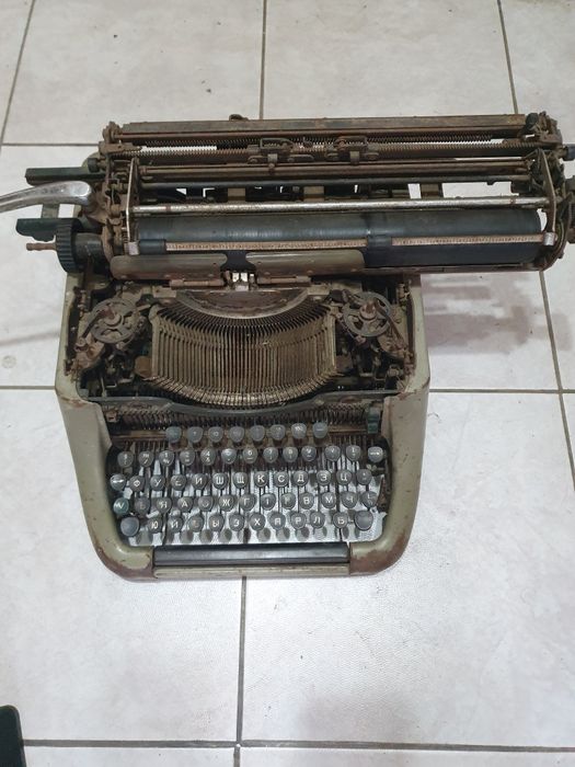 Пишеща машина стара колекционерство.