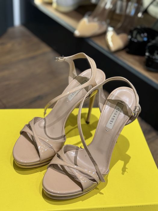 Обувки Chanel ; Gucci ; Alaia ; Casadei ; Dsquared