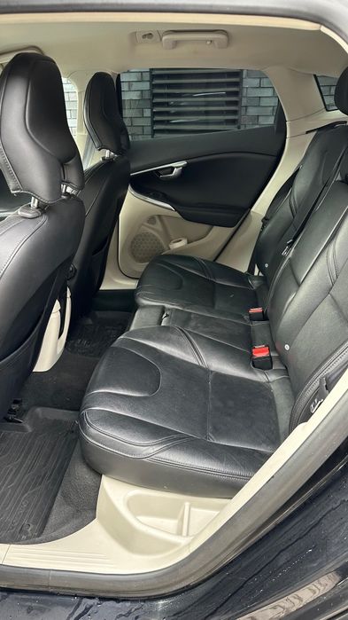 Volvo v40 D4 An 2015 ,190 HP Full Preț negociabil.