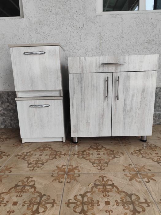 Продаются комод и тумбочки