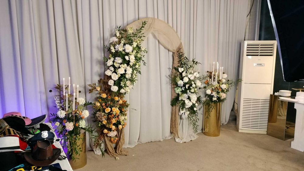 Aranjamente florale cu flori naturale, foto corner, arcade baloane