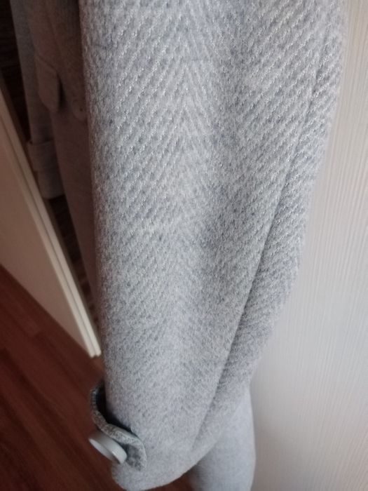 Тънко синьо палто.