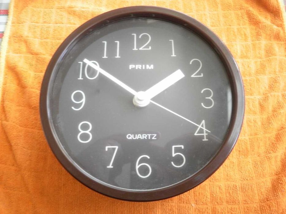 часовник Prim малък стенен - кварцов