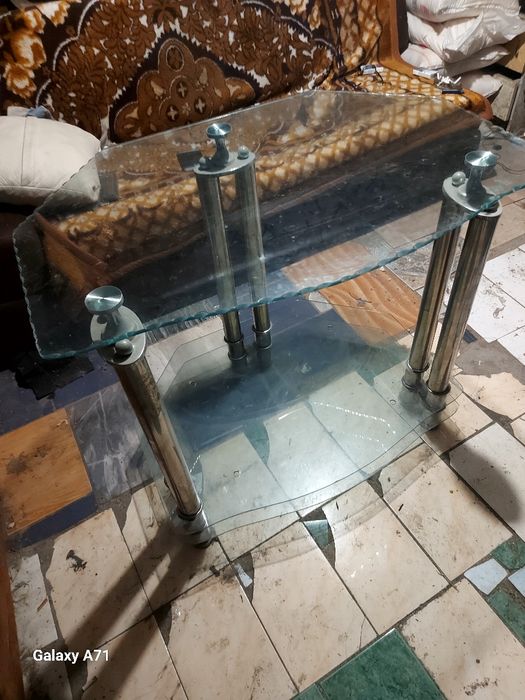 Стеклянный столик