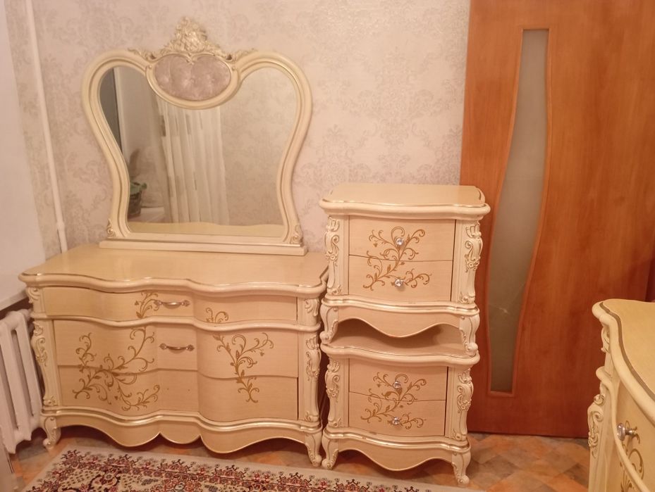 Срочно продаю: зеркало и тумба шкаф