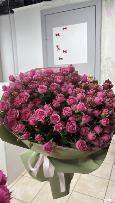 Пышный букет кустовых роз