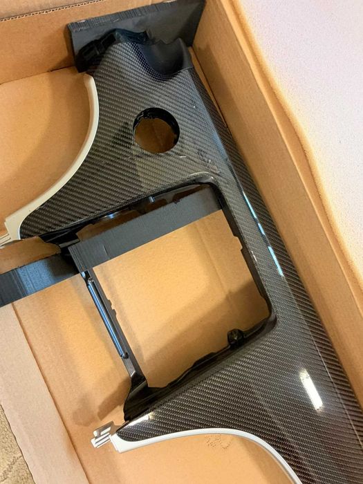 Trimuri Bord Carbon / OEM / Mercedes / AMG /C-Class W206 / W236 CLE / AMG C63 / C43 AMG / Noi Originale Sigilate in Cutie