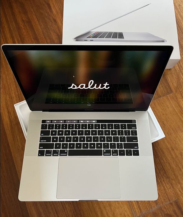 MacBook Pro 15” i7 6-Core / 16GB / 512GB SSD / Radeon 560X / Impecabil