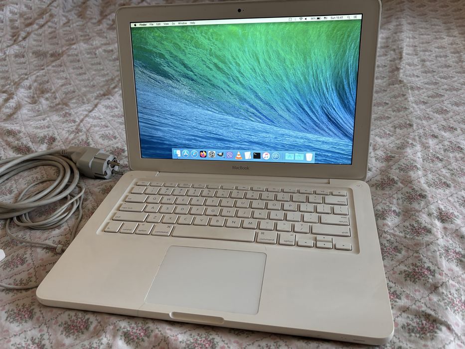 Apple MacBook white Late 2009 перфектно работещ
