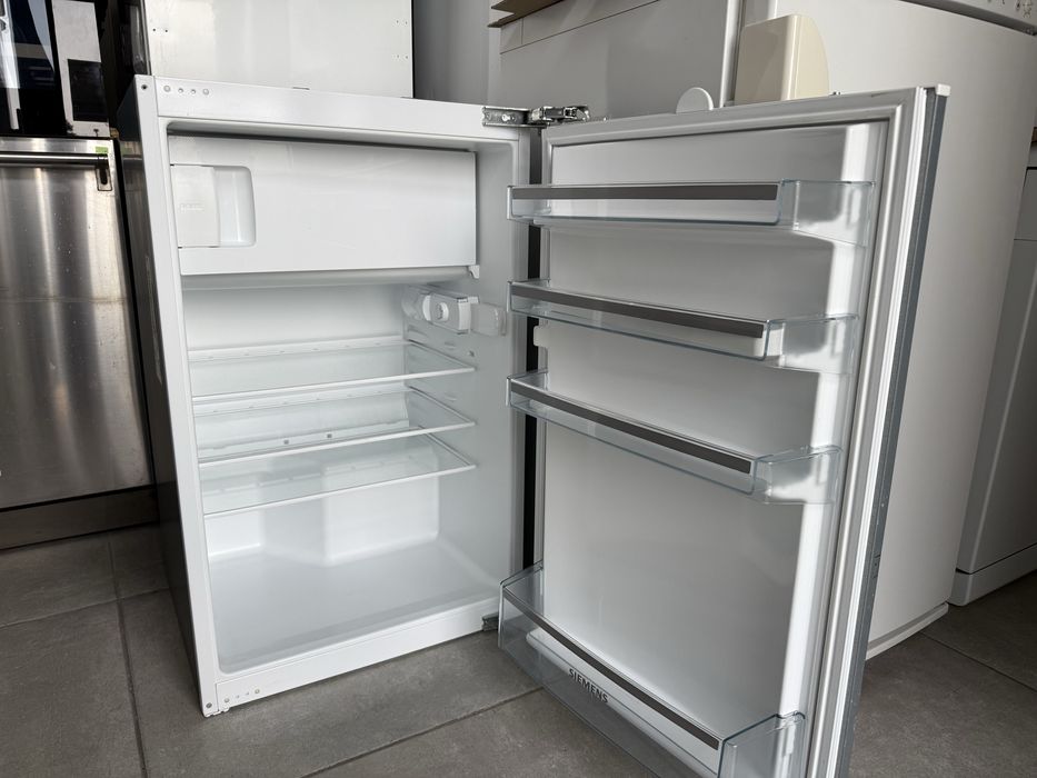 Малък хладилник Сименс за вграждане