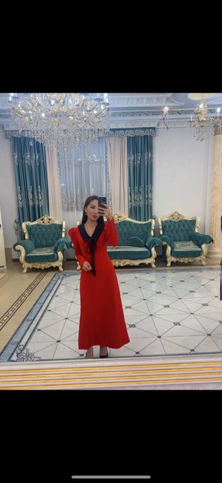 Яркое красное платье