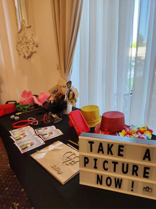 OFERTĂ Photobooth + Audio Guest Book Oradea Distracție Garantată!