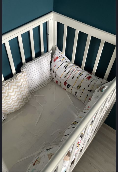 Детская кроватка с маятником.