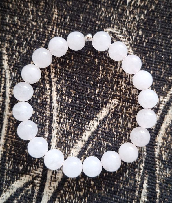 Гривни от естествени камъни с хаулит и розов кварц