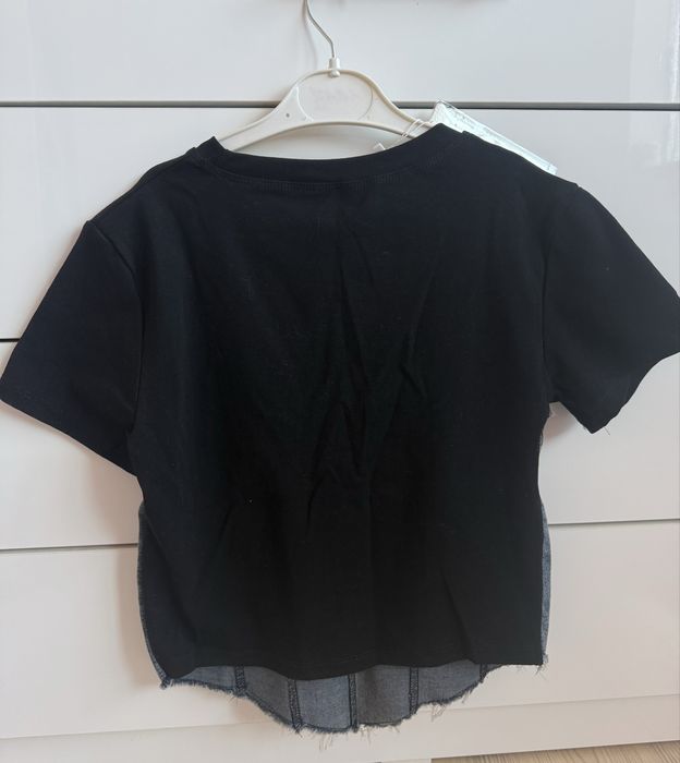 Дамска тениска с ефектен дънков корсет отпред. Тениската е нова