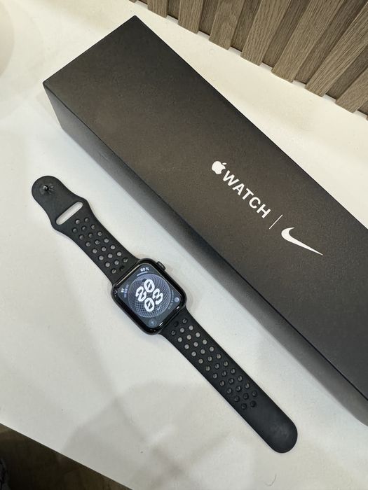 Apple whatch series 5 nike +