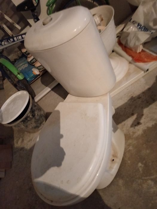 Продам  унитаз для ремонта.