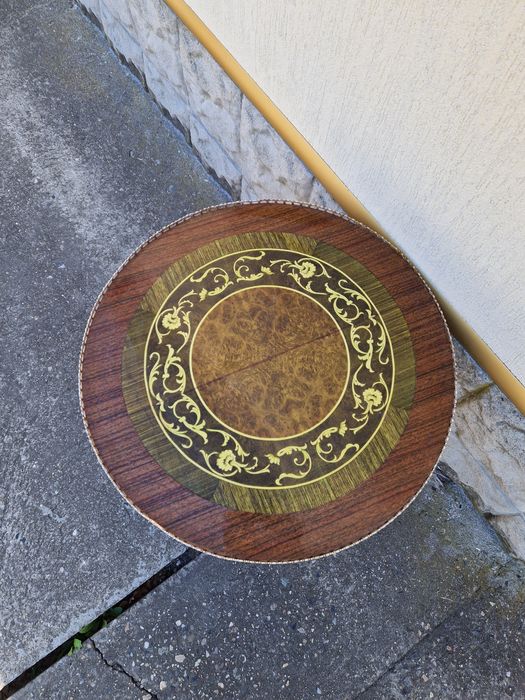 Чудесна много красива антикварна масичка