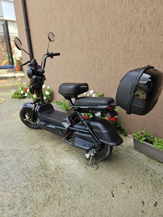 Електрически скутер MAX Motors / iBIKE – перфектно състояние