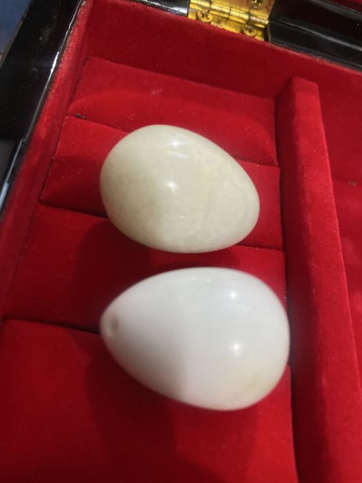 Нефритовое яйцо, нефрит