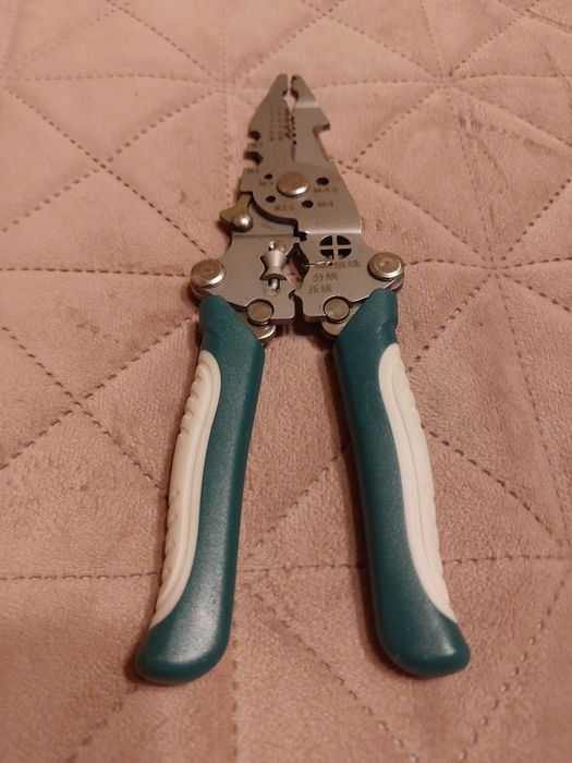 Cleste multifunctional pentru circuite electrice si electricieni