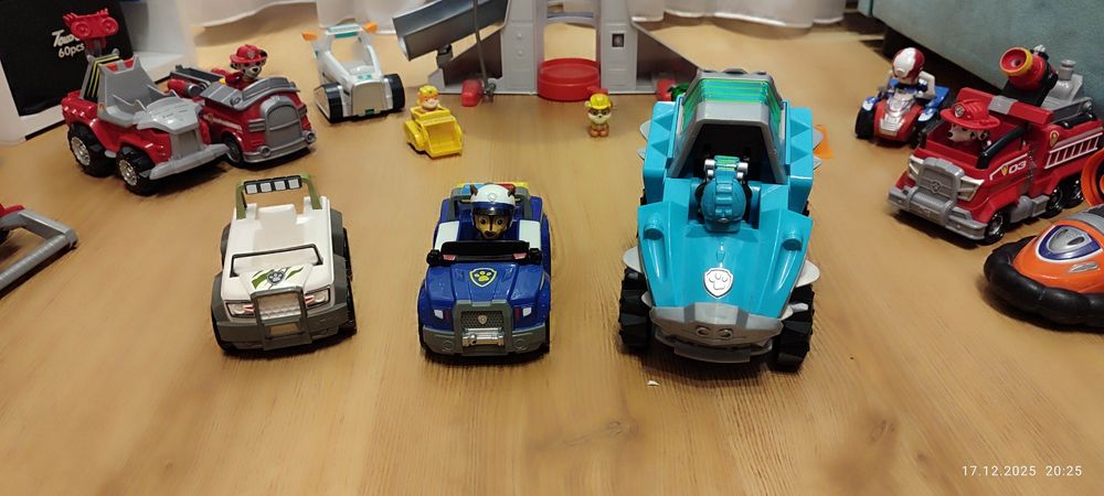 Patrula cățelușilor, sediu cu mașini și figurine, lansator și casca