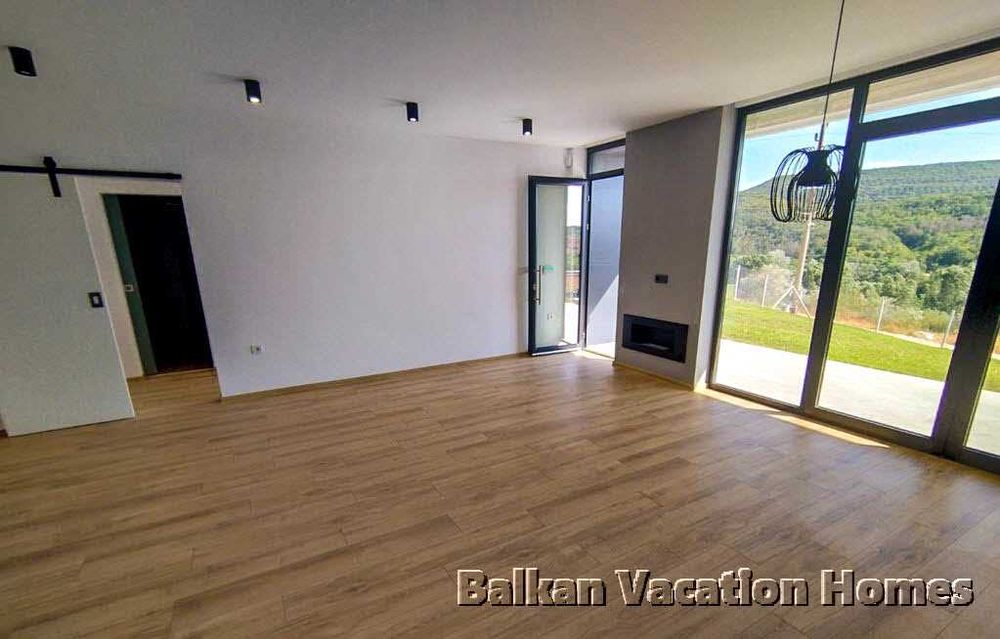 Нова, нискоенергийна къща на 4 км от Албена