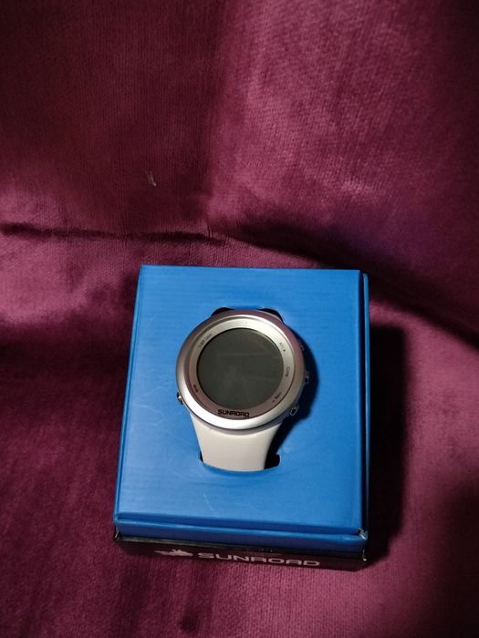 Продам белые наручные часы