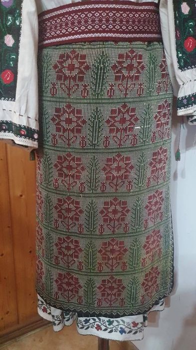REDUCERE 25%! Costum popular (Ie/camasa cu poale, fota/catrinta)