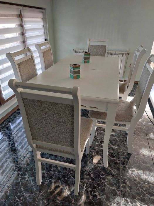 Разтегателна кухненска маса със шест стола