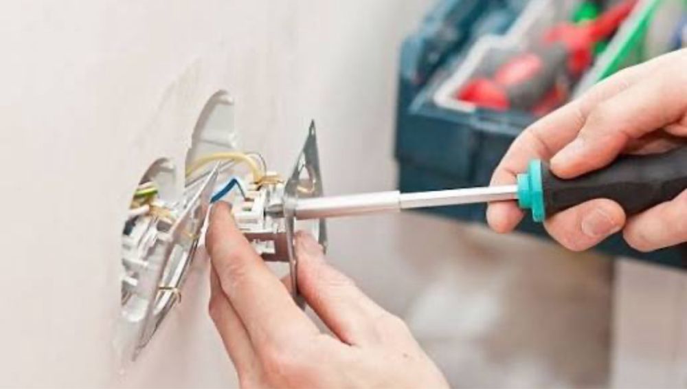 Электрик, услуга по электрической части