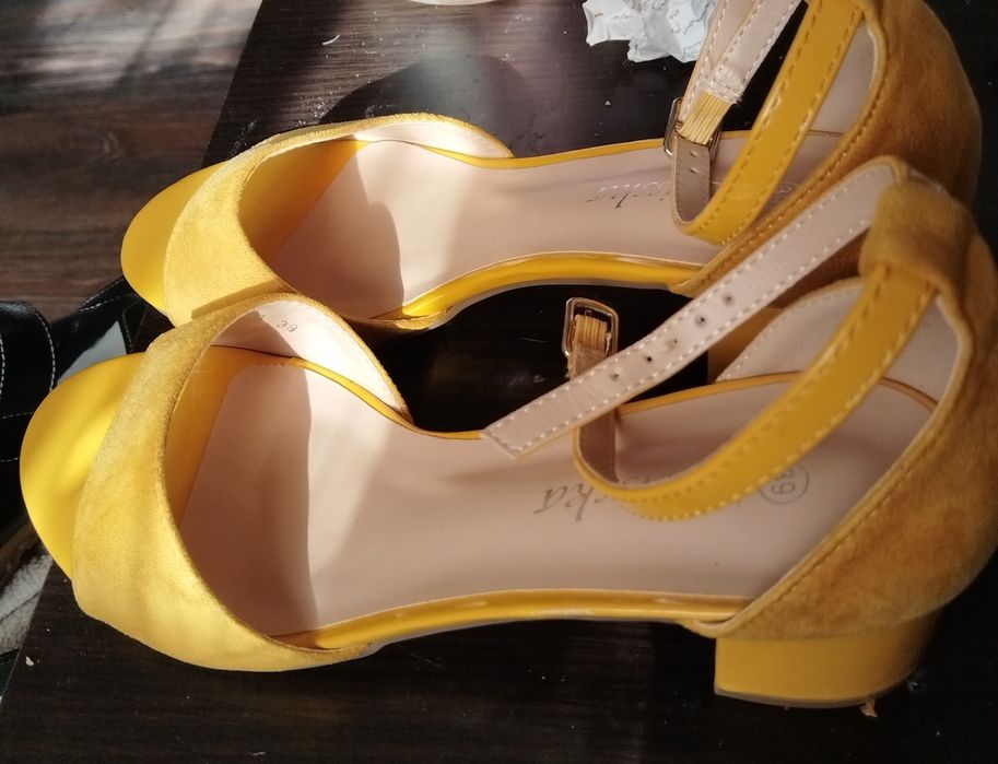 Vînd sandale elegante