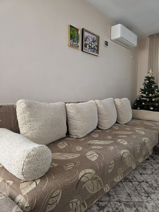 Разтегателен диван с табуретка