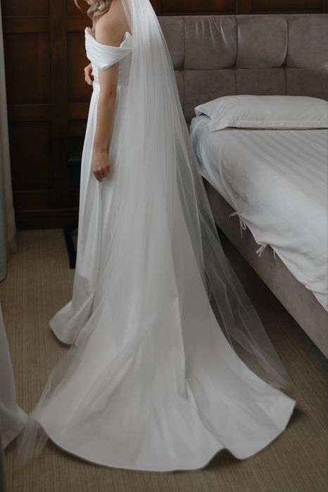 Свадебное платье и шлейф