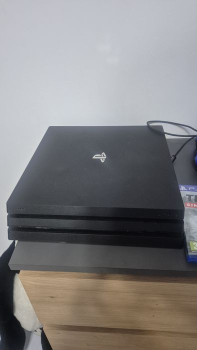 PS4 + 2 Manete + 6 Jocuri – Stare foarte bună