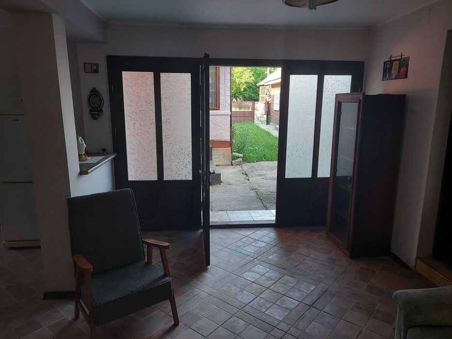 Casă și curte la țară