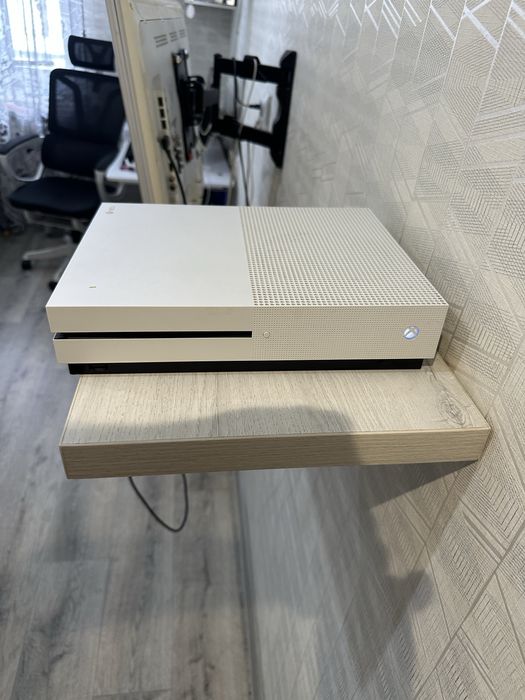 Продам X BOX ONE S