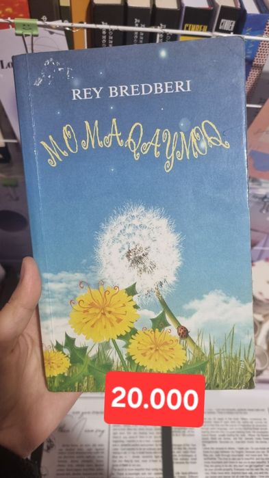 Kitoblar sotiladi, rus, oʻzbek va ingiliz tilidagi kitoblar