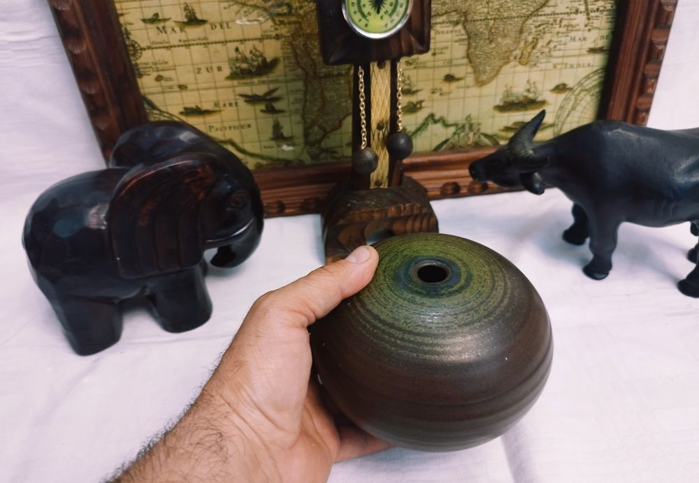 Lot tablou harta lumii și figurine din rășină acrilică elefant, bivol colectia Leonardo, barometru din lemn și vază pt betigașe parfumate.