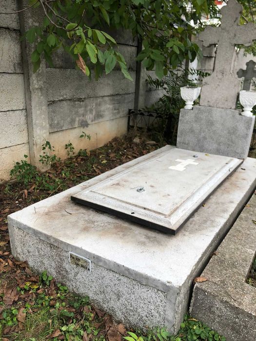 Cavou cu 2/3 Locuri de veci  cimitirul Vintila Voda - Popesti Leordeni