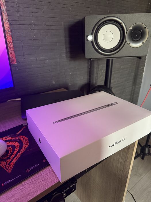 MacBook Air M1 2020 | 8GB RAM | 256GB SSD | Батерия 95% в много добро състояние