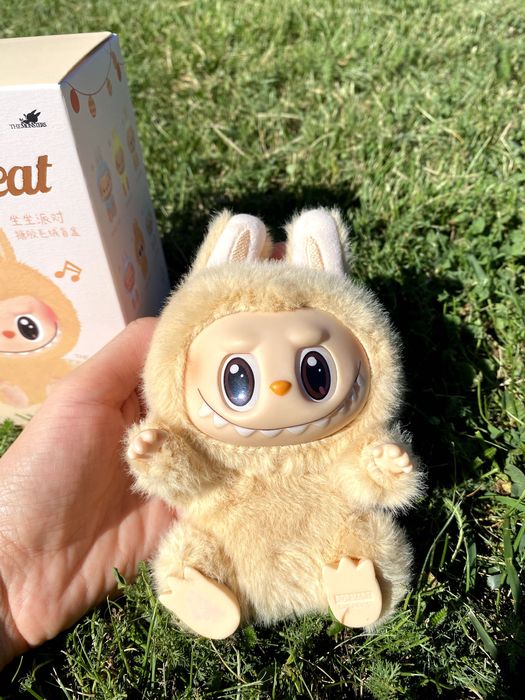 Labubu Have A Seat, Лабубу