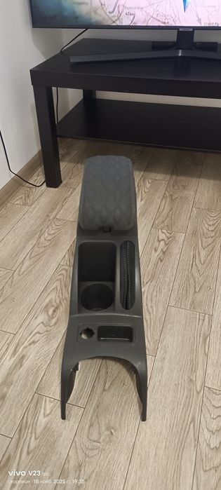 Продам новый  подлокотник на Кобальт