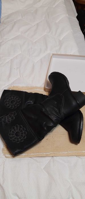 Обувки
Номера 38 .37.носени малко много добро състояние