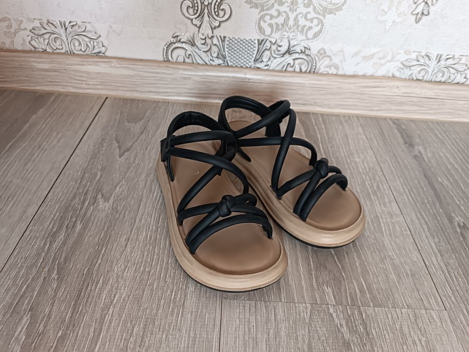 Продам сандали на девочку