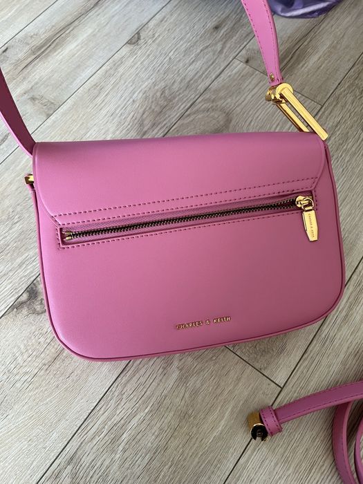 Сумка от Charles & Keith.