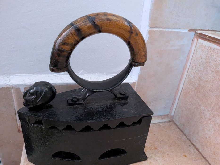 Fier de calcat Vintage pe carbuni