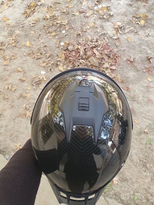 Moto kaska karboniviy